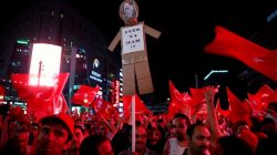 Supporters of Turkish President Tayyip Erdogan hold an effigy of U.S.-based cleric Fethullah Gulen during a pro-government demonstration in Ankara ,Turkey