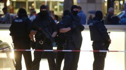 Special forces stand guard in front of Munich Mall
