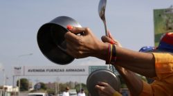 people banging pots in Venezuela