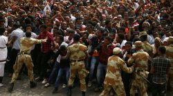 Demonstrators chant slogans while flashing the Oromo protest gesture during Irreecha, the thanksgiving festival of the Oromo people, in Bishoftu town, Oromiya region, Ethiopia, i
