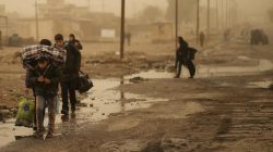People fleeing Islamic State stronghold in Mosul