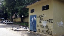 A graffiti that reads "Get ready, thief, here we burn you. Regards, Kerdell" is seen at a residential block in Valencia, Venezuela, August 21, 2015. When a man they believed to be a thief sneaked into their parking lot in the Venezuelan city of Valencia, angry residents caught him, stripped him and beat him with fists, sticks and stones. They tied him up and doused him in gasoline, according to witnesses, in one of what rights groups and media reports say are an increasing number of mob beatings and lynchings in a country ravaged by crime. REUTERS/Alexandra Ulmer