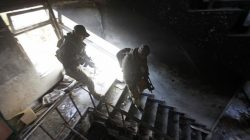 Iraqi forces inspect hospital in Mosul after clashes with ISIS