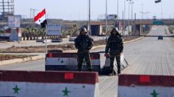Syrian soldiers guarding checkpoint in area with Islamic State