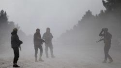 Free Syrian Army fighters carry their weapons as they stand on the outskirts of the Islamic State-controlled northern Syrian town of al-Bab, Syria February 4, 2017. REUTERS/Khalil Ashawi