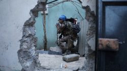 An Iraqi Special Forces soldier moves through a hole as he searches for Islamic State fighters in Mosul, Iraq February 27, 2017 REUTERS/Goran Tomasevic