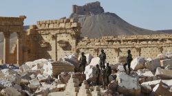 FILE PHOTO: Syrian army soldiers stand on the ruins of the Temple of Bel in the historic city of Palmyra, in Homs Governorate, Syria April 1, 2016. REUTERS/Omar Sanadiki/File Photo