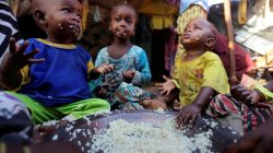 Internally displaced Somali children eat boiled rice outside their family's makeshift shelter at the Al-cadaala camp in Somalia's capital Mogadishu March 6, 2017. REUTERS/Feisal Omar