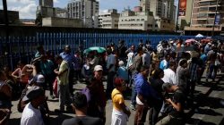 People queue to deposit their 100 bolivar notes, near Venezuela's Central Bank in Caracas, Venezuela December 16, 2016. REUTERS/Marco Bello