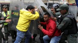 Carlos Paparoni (C, in yellow), deputy of the Venezuelan coalition of opposition parties (MUD), clashes with Venezuelan National Guards during a protest outside the food ministry in Caracas, Venezuela March 8, 2017. REUTERS/Carlos Garcia Rawlins