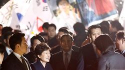 South Korea's ousted leader Park Geun-hye greets her supporters as she arrives at her private home in Seoul, South Korea, March 12, 2017. REUTERS/Kim Kyung-Hoon