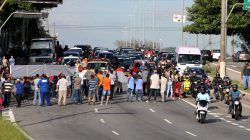 Protestors partially block the main avenue during a strike against Brazilian Social Welfare reform project from government, in Sao Paulo, Brazil March 15, 2017. REUTERS/Paulo Whitaker