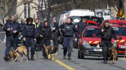 Police outside the International Monetary Fund (IMF) offices where an envelope exploded in Paris, France, March 16, 2017. REUTERS/Philippe Wojazer