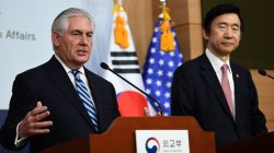 U.S. Secretary of State Rex Tillerson (L) speaks as South Korean Foreign Minister Yun Byung-Se looks on during a news conference in Seoul, South Korea March 17, 2017. REUTERS/JUNG Yeon-Je