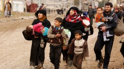 Displaced Iraqis flee their homes as Iraqi forces battle with Islamic State militants, in western Mosul, Iraq March 18, 2017. REUTERS/Suhaib Salem