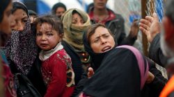 A wounded displaced Iraqi girl and her family who had fled their homes wait to enter Hammam al-Alil camp south of Mosul, Iraq March 21, 2017. REUTERS/Suhaib Salem