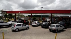 Venezuelan motorists line up for fuel at a gas station of Venezuelan state oil company PDVSA in Maturin, Venezuela March 23, 2017. REUTERS/Marco Bello