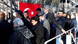 Turkish voters living in Germany wait to cast their ballots on the constitutional referendum at the Turkish consulate in Berlin, Germany, March 27, 2017. REUTERS/Fabrizio Bensch