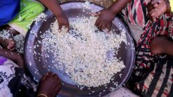 Internally displaced Somali children eat boiled rice outside their family's makeshift shelter at the Al-cadaala camp in Somalia's capital Mogadishu March 6, 2017. REUTERS/Feisal Omar