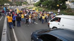 Opposition supporters shout slogans as they block a highway during a protest against Venezuelan President Nicolas Maduro's government in Caracas, Venezuela March 31, 2017. REUTERS/Carlos Garcia Rawlins
