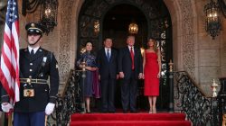 U.S. President Donald Trump and First Lady Melania Trump welcome Chinese President Xi Jinping and first lady Peng Liyuan at Mar-a-Lago estate in Palm Beach, Florida, U.S., April 6, 2017. REUTERS/Carlos Barria