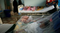 Patients Iraqi children lie at a hospital run by Medecins Sans Frontieres in Qayyara, Iraq April 6, 2017. Picture taken April 6, 2016. REUTERS/Suhaib Salem