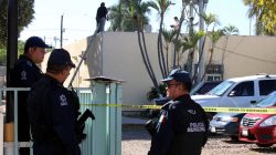 Police officers stand guard near a crime scene where the body of a man, who witnesses said was tossed from a plane, landed on a hospital roof in Culiacan, in Mexico's northern Sinaloa state April 12, 2017. REUTERS/Jesus Bustamante