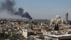 A smoke rises as Iraqi forces fight Islamic State militants in Mosul, Iraq, April 17, 2017. REUTERS/Marko Djurica