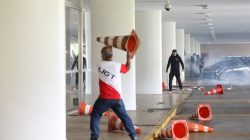 Police officers attempt to break into the Brazilian National Congress during a protest by Police officers from several Brazilian states against pension reforms proposed by Brazil's president Michel Temer, in Brasilia, Brazil April 18, 2017. REUTERS/Adriano Machado