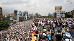 Demonstrators clash with riot police during the so-called "mother of all marches" against Venezuela's President Nicolas Maduro in Caracas, Venezuela April 19, 2017. REUTERS/Carlos Garcia Rawlins