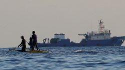Filipino fishermen past a large Chinese vessel at the disputed Scarborough Shoal April 5, 2017. Picture taken April 5, 2017 REUTERS/Erik De Castro