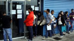 People line up outside a branch of Italcambio currency exchange in San Cristobal, Venezuela March 24, 2017. REUTERS/Carlos Eduardo Ramirez