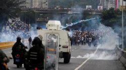 Police fire tear gas toward opposition supporters during clashes while rallying against Venezuela's President Nicolas Maduro in Caracas, Venezuela, April 20, 2017. REUTERS/Carlos Garcia Rawlins