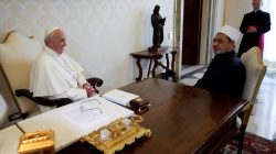 FILE PHOTO - Pope Francis meets Sheikh Ahmed Mohamed el-Tayeb (R), Egyptian Imam of al-Azhar Mosque, at the Vatican May 23, 2016. REUTERS/Max Rossi/File Photo