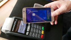 FILE PHOTO: Samsung's new Samsung Pay mobile wallet system is demonstrated at its Australian launch in Sydney, June 15, 2016. REUTERS/Matt Siegel/File Photo
