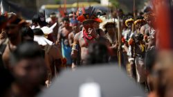 Brazilian Indians take part in a demonstration against the violation of indigenous people's rights, in Brasilia, Brazil April 25, 2017. REUTERS/Ueslei Marcelino