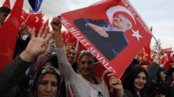 Supporters of Turkish President Tayyip Erdogan wave national flags as they wait for his arrival at the Presidential Palace in Ankara, Turkey, April 17, 2017. REUTERS/Umit Bektas