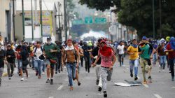Opposition supporters clash with security forces during a rally against Venezuela's President Nicolas Maduro in Caracas. REUTERS/Carlos Garcia Rawlins