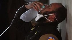 A civil defence member breathes through an oxygen mask, after what rescue workers described as a suspected gas attack in the town of Khan Sheikhoun in rebel-held Idlib, Syria April 4, 2017. REUTERS/Ammar Abdullah