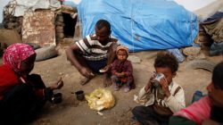 A family eat breakfast outside their hut at a camp for people displaced by the war near Sanaa, Yemen September 26, 2016. REUTERS/Khaled Abdullah