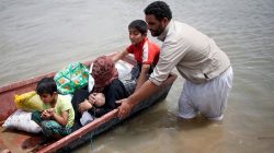 Displaced Iraqis cross the Tigris River by boat after the bridge has been temporarily closed, in western Mosul, Iraq May 6, 2017. REUTERS/Suhaib Salem