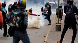 Opposition supporters clash with riot police during a rally against President Nicolas Maduro in Caracas, Venezuela, May 8, 2017. REUTERS/Carlos Garcia Rawlins