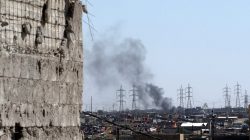 Smoke is seen as members of the Iraqi forces clash with Islamic State fighters on a frontline in north west of Mosul, Iraq, May 8, 2017. REUTERS/Danish Siddiqui