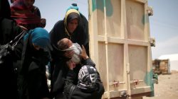 Displaced Iraqis get out of a military truck as Iraqi forces battle with Islamic State militants, in western Mosul, Iraq May 10, 2017. REUTERS/Suhaib Salem