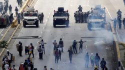 Opposition supporters clash with riot security forces while rallying against President Nicolas Maduro in Caracas, Venezuela, May 10, 2017. REUTERS/Marco Bello