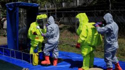 Filipino soldiers, member of a decontamination unit, check a mock rescuers, as a part of a chemical scenario during the Philippines and United States annual Balikatan (shoulder to shoulder) exercises inside the Fort Magsaysay military headquarters in Nueva Ecija province, north of Manila, Philippines May 12, 2017. REUTERS/Romeo Ranoco