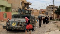 Displaced Iraqis flee during clashes between Iraqi forces and Islamic State militants in western Mosul, Iraq, May 16, 2017. REUTERS/Danish Siddiqui