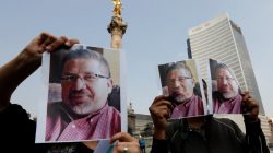 Journalists and photographers hold up pictures of journalist Javier Valdez during a demonstration against his killing and for other journalists who were killed in Mexico, at the Angel of Independence monument in Mexico City, Mexico May 16, 2017. REUTERS/Henry Romero