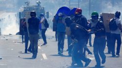 Opposition supporters clash with riot security forces while rallying against President Nicolas Maduro in Caracas, Venezuela, May 18, 2017. REUTERS/Carlos Garcia Rawlins
