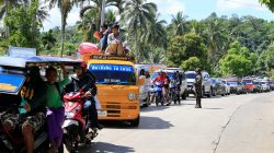 A government troop stands on guard checking vehicles evacuating residents from their hometown of Marawi city in southern Philippines, as it drives past a military checkpoint in Pantar town, Lanao Del Norte, Philippines May 24, 2017. REUTERS/Romeo Ranoco